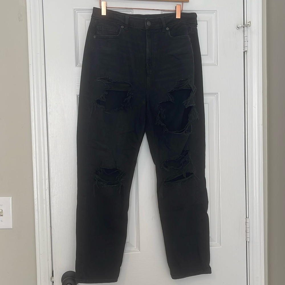 American Eagle black ripped mom jean